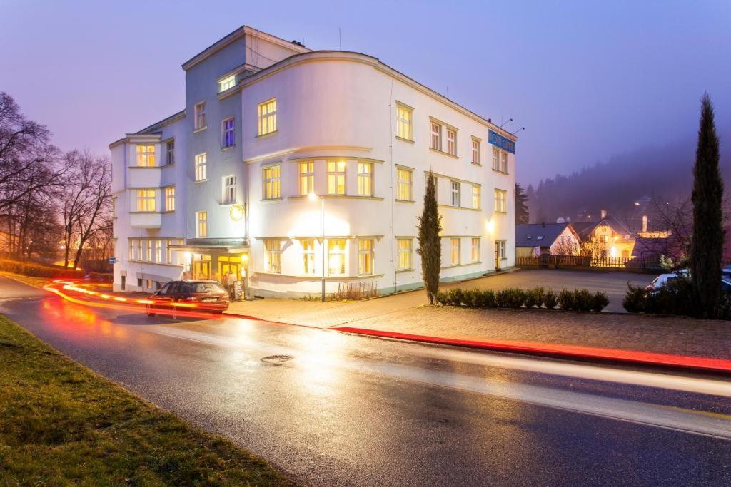Hotel Grand Танвалд Екстериор снимка
