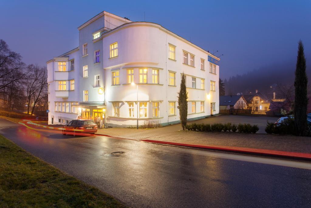 Hotel Grand Танвалд Екстериор снимка